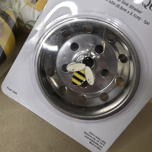 Bee-Themed Set with Drying Mat, Salt/Pepper Shakers, Sink Strainer And Oven Mits - Picture 3 of 4